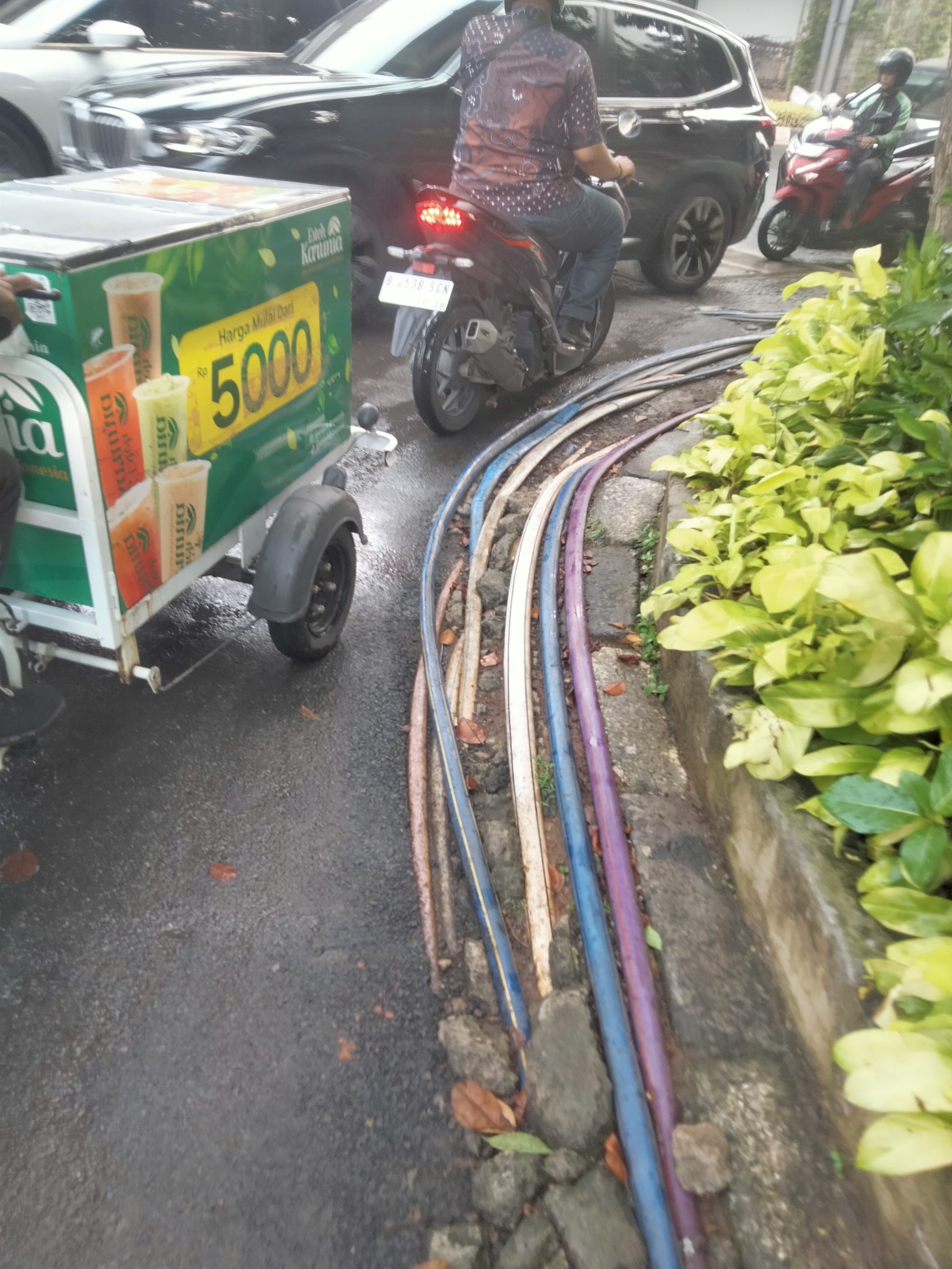 Kurang Peduli Bersihnya Lingkungan, Banyak Kabel Sembraut di Kuningan Barat Tendean Jaksel