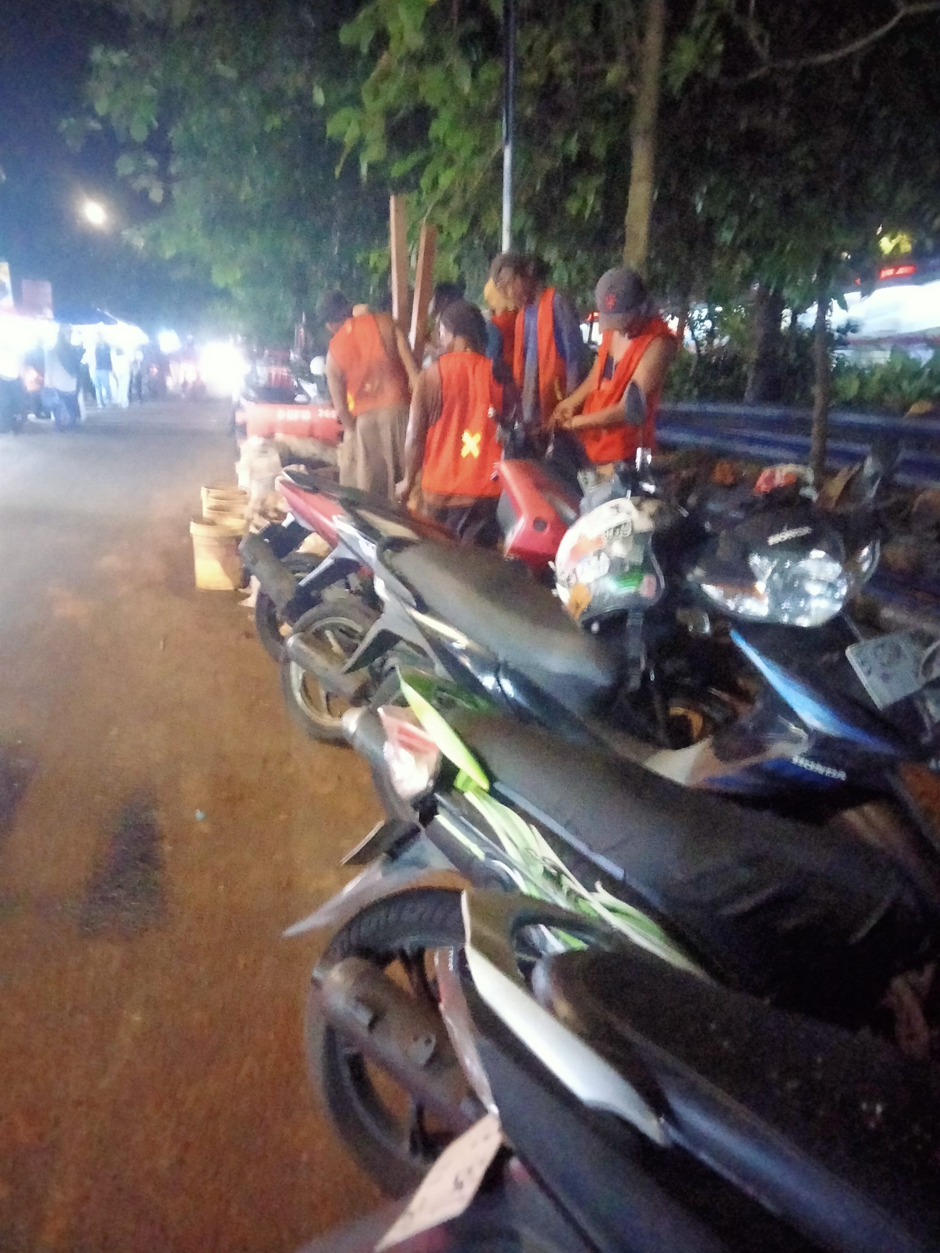Tanah Galian Kotori Lingkungan, Pekerja Proyek Jaringan Perpipaan di Rawajati Barat Tidak Gunakan K3 dan Abaikan Keselamatan