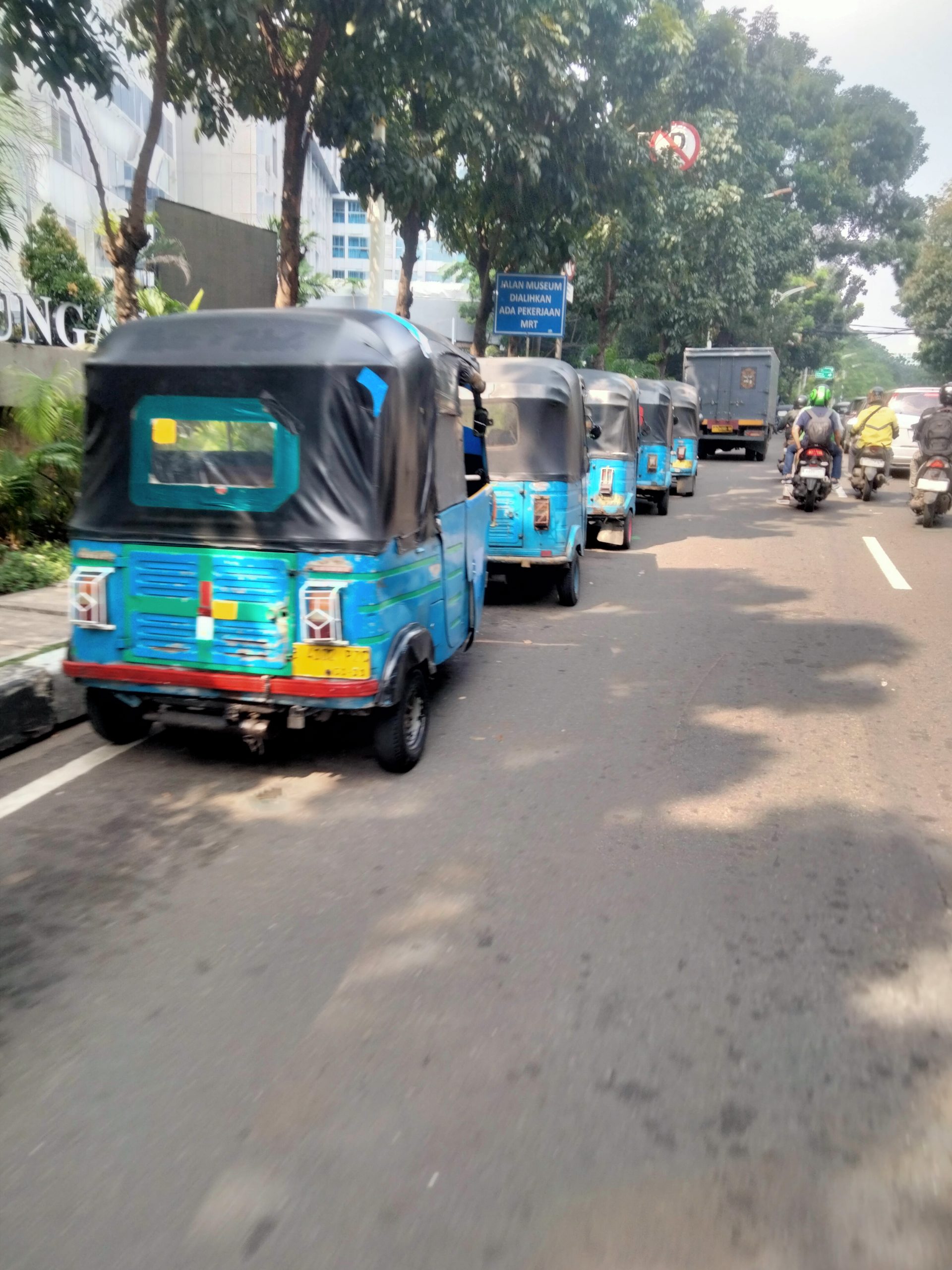 Di Belakang Kantor Sendiri, Kemenhub RI Gagal Tertibkan Parkir Liar di Bawah Plang Larangan