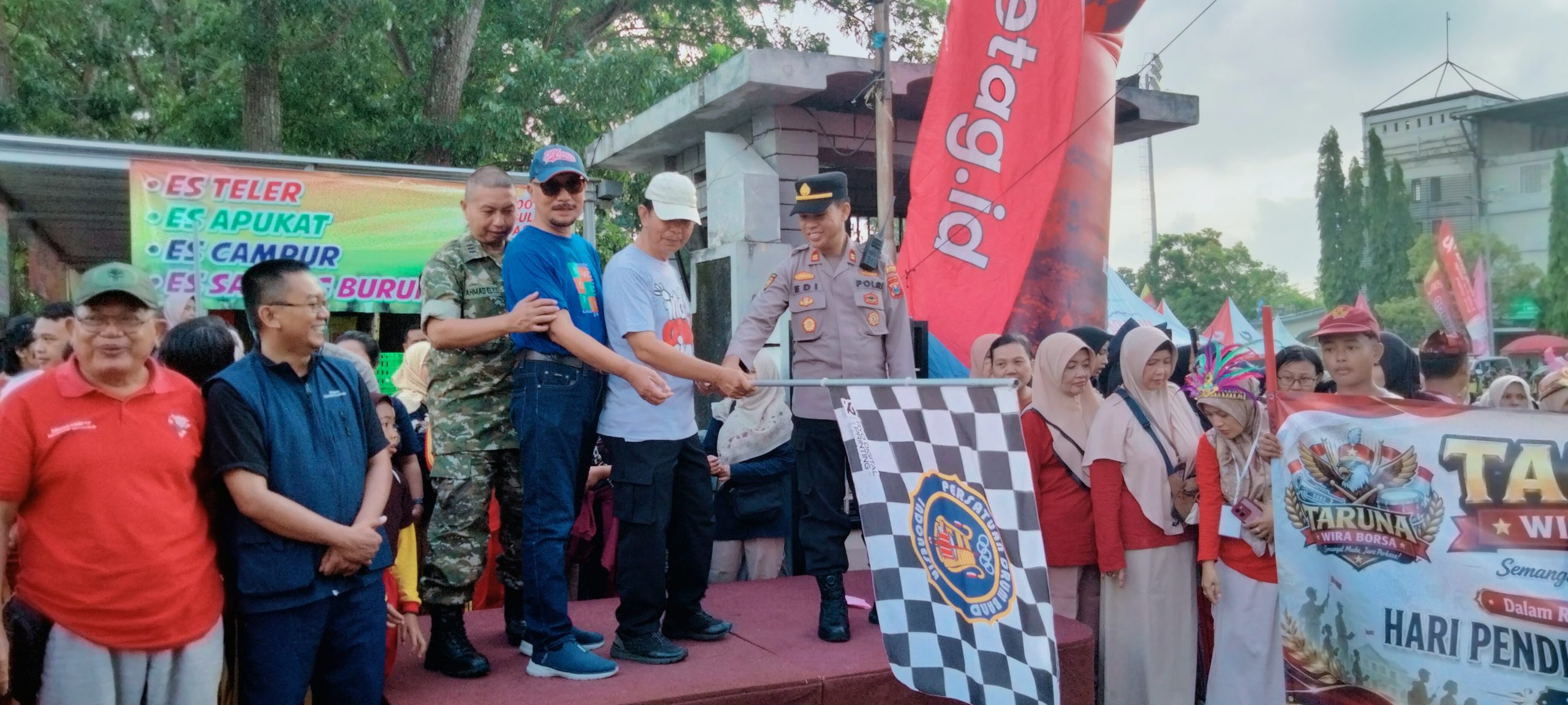 Semarak Hardiknas di Stadion Semeru, Ribuan Peserta Ikuti Jalan Sehat Kreasi Pendidikan