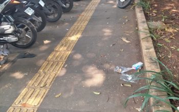 Tak Ada Petugas, Banyak Kendaraan Motor Parkir di Trotoar Bawah JPO Polda Metro Jaya 