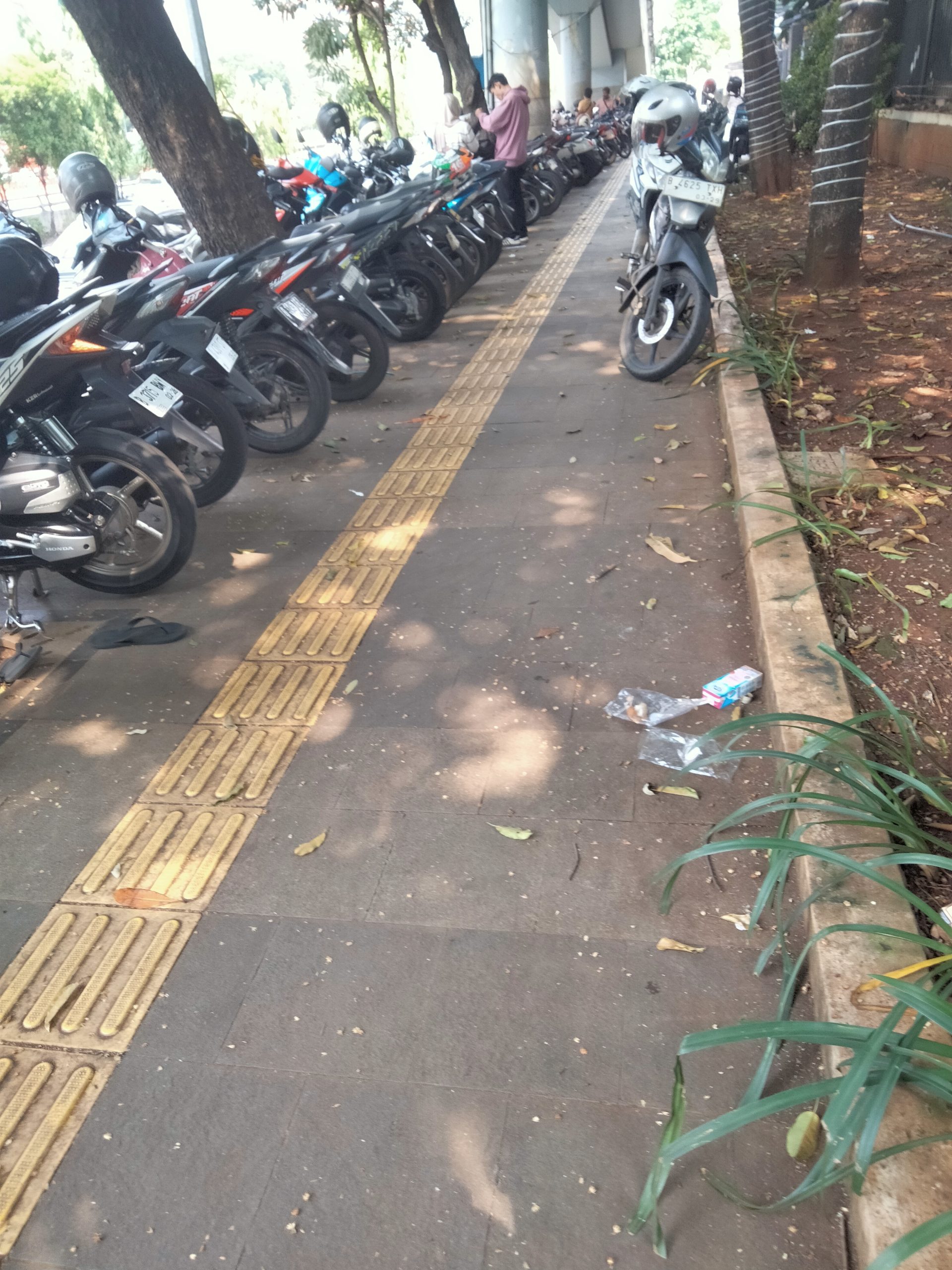Tak Ada Petugas, Banyak Kendaraan Motor Parkir di Trotoar Bawah JPO Polda Metro Jaya 