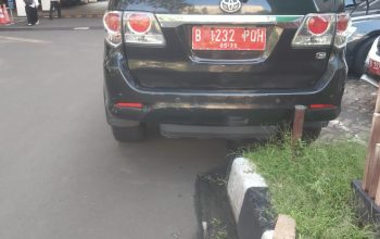 Mencontohkan Tidak Baik ke Masyarakat, Mobil Dinas Terparkir Gedung Kementerian Desa Mati Pajak