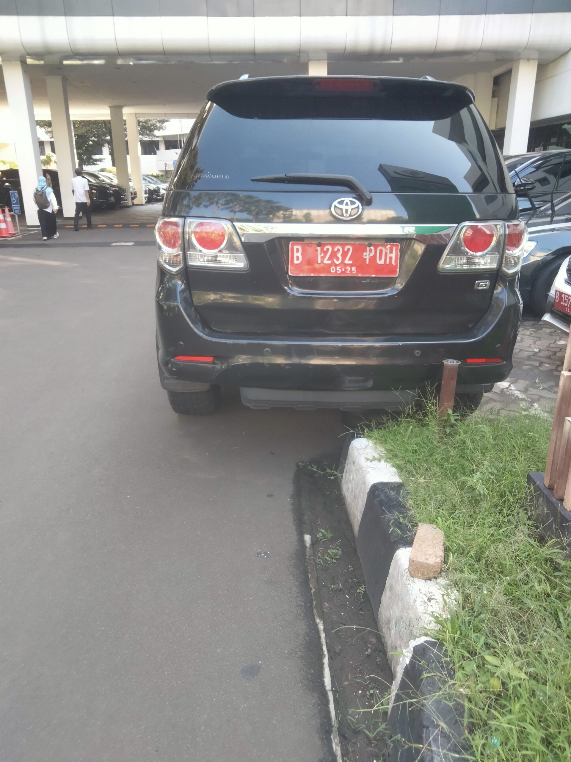 Mencontohkan Tidak Baik ke Masyarakat, Mobil Dinas Terparkir Gedung Kementerian Desa Mati Pajak