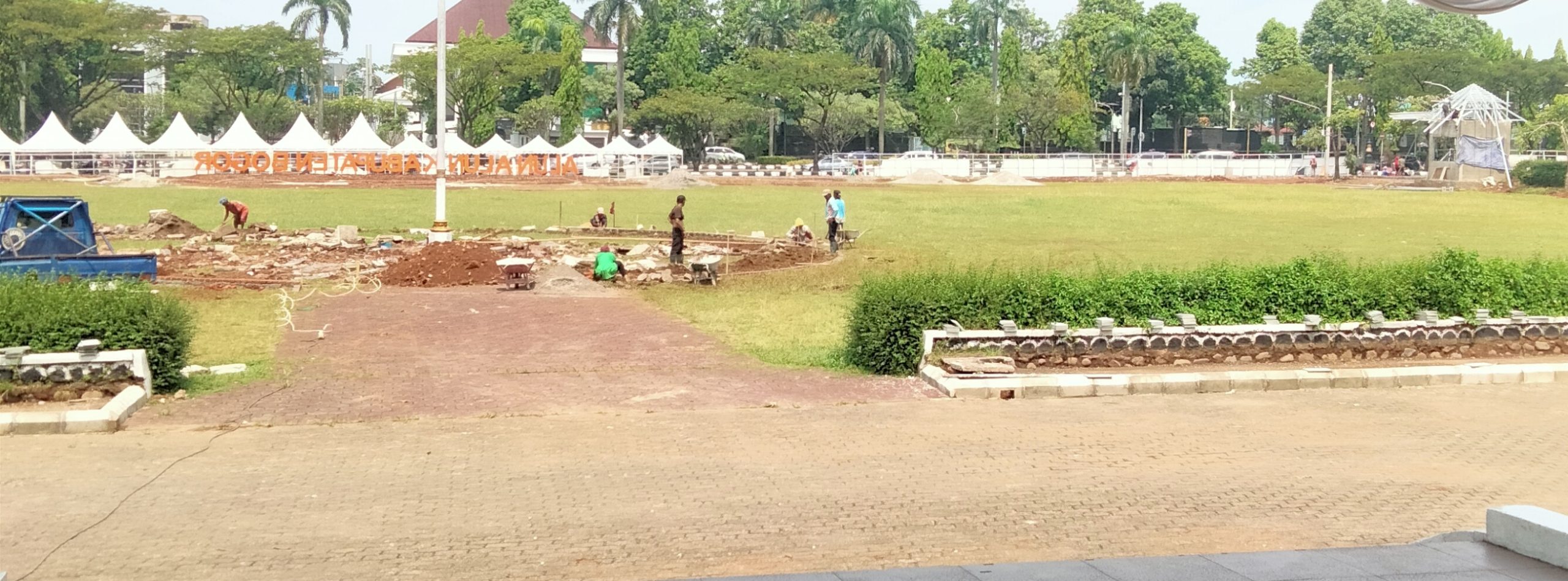 Diduga Tak Patuhi K3, Pekerja Proyek Diarea Kantor Pemkab Bogor dan DPRD Abaikan Keselamatan Kerja