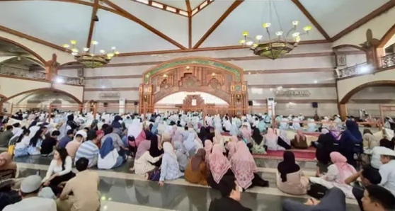 Isak Tangis Haru Warnai Pelepasan 211 Jemaah Haji Safari Suci di Pusdai Bandung