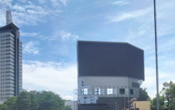 Sempat Nyala, Kini Videotron Raksasa Depan Polda Metro Jaya Tidak Berfungsi Nyala Normal