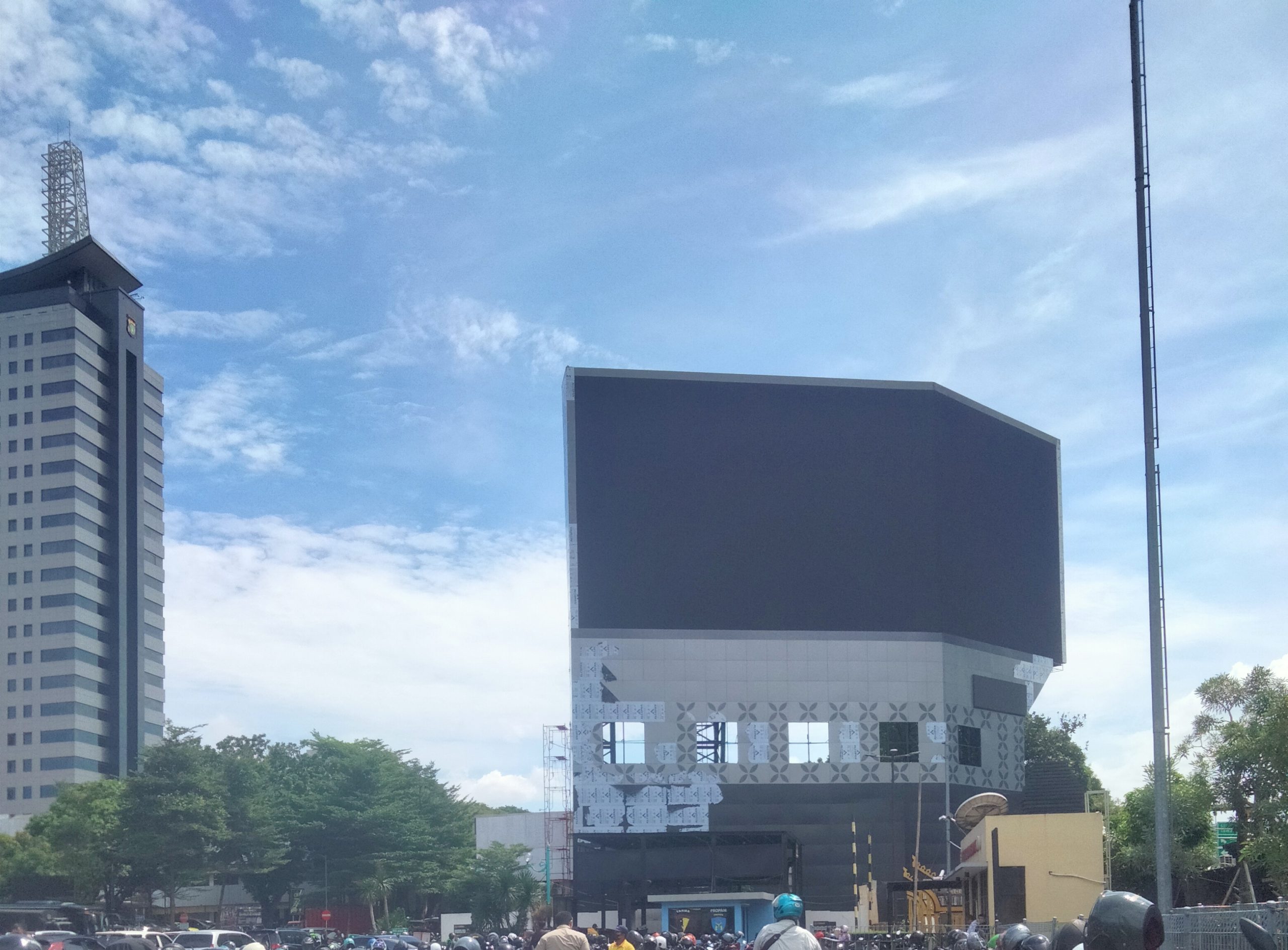 Sempat Nyala, Kini Videotron Raksasa Depan Polda Metro Jaya Tidak Berfungsi Nyala Normal
