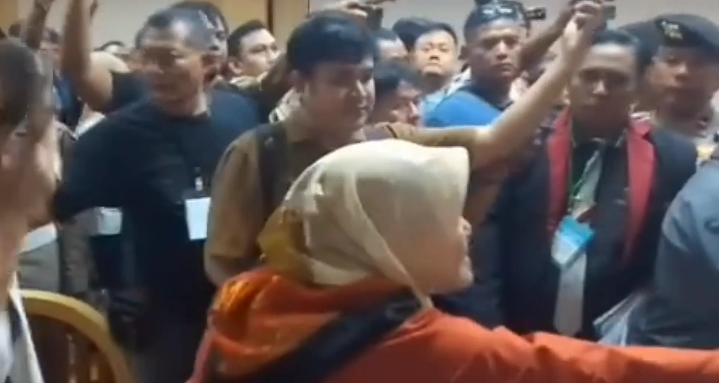 Sidang Kasus Pembunuhan Paoman Ricuh, Emosi Keluarga Korban Memuncak di PN Indramayu