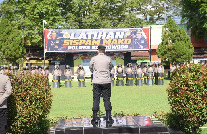 Siaga Tanpa Celah, Kapolres Bondowoso Pimpin Latihan Sispam Mako untuk Antisipasi Ancaman Darurat