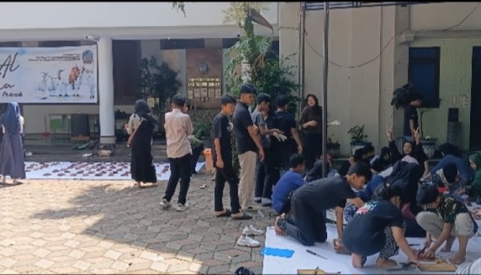 Meneladani Keikhlasan Nabi Ismail, SMP Negeri 1 Bondowoso Gelar Penyembelihan Hewan Kurban