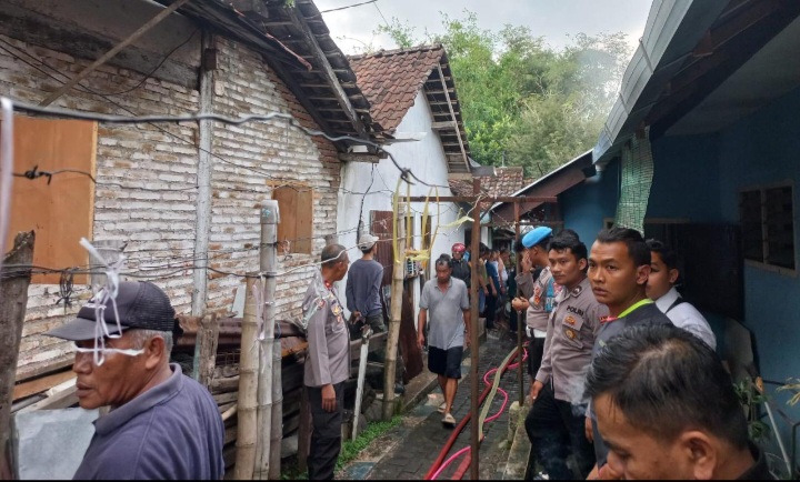 Asap Tebal Gegerkan Warga Kotakulon, Rumah Milik Iwan Ludes Terbakar