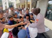 Jumat Berkah Berbagi Polres Bondowoso, 500 Nasi Kotak Dibagikan kepada Jamaah Usai Salat Jumat