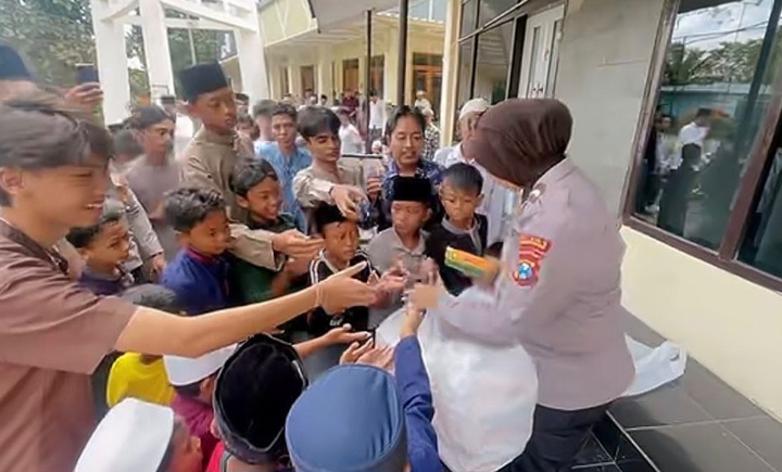 Jumat Berkah Berbagi Polres Bondowoso, 500 Nasi Kotak Dibagikan kepada Jamaah Usai Salat Jumat