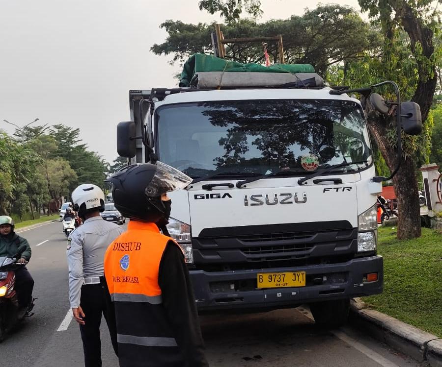 Maraknya Pelanggaran, Jam Operasional Truk di Ruas Jalan Bekasi Akan Dibatasi