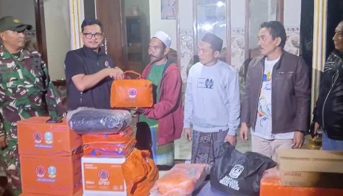 Dua Rumah Warga di Desa Pengarang Ludes Dilalap Api, BPBD dan Pemkab Bondowoso Bergerak Cepat Berikan Bantuan Dua Rumah Warga di Desa Pengarang Ludes Dilalap Api, BPBD dan Pemkab Bondowoso Bergerak Cepat Berikan Bantuan