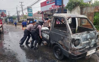 Respon Cepat  Personel  Pamapta  Dan Satlantas  Polres Lampung Utara  Bantu Padamkan Mobil  Terbakar  Di Kotabumi