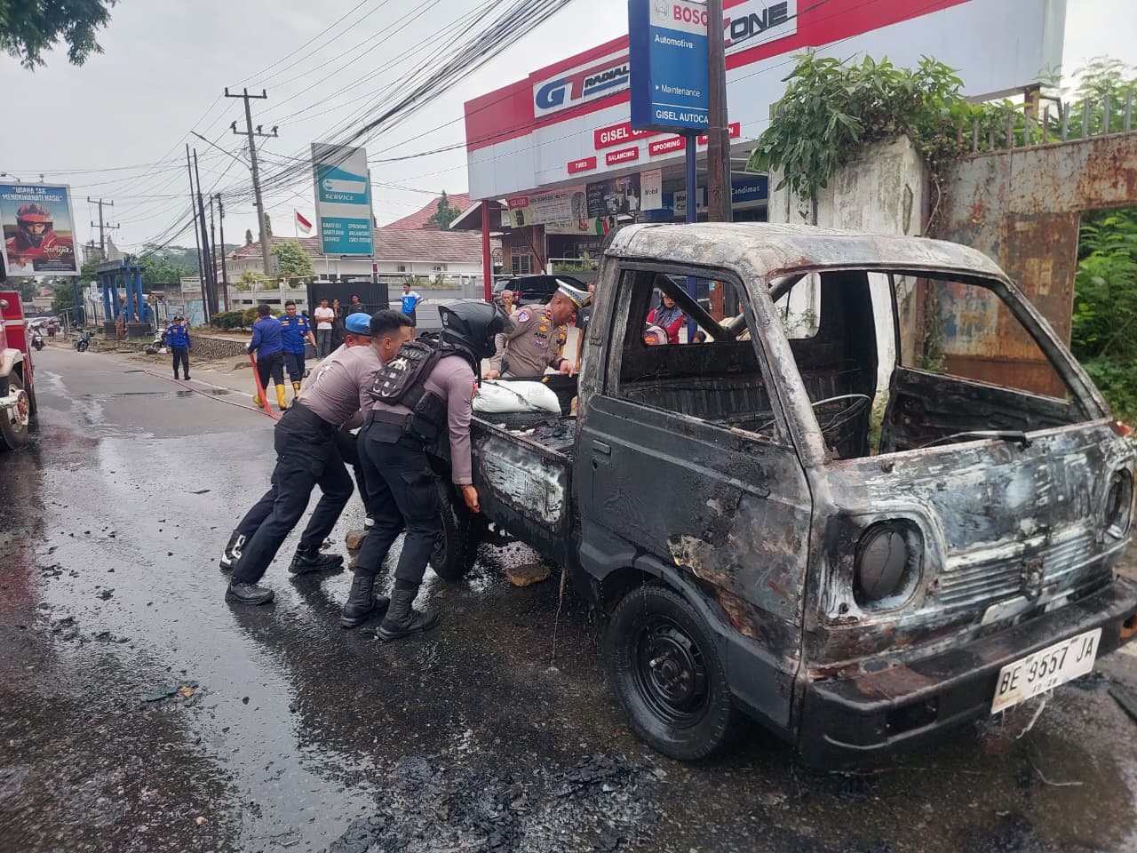 Respon Cepat Personel Pamapta Dan Satlantas Polres Lampung Utara Bantu Padamkan Mobil Terbakar Di Kotabumi