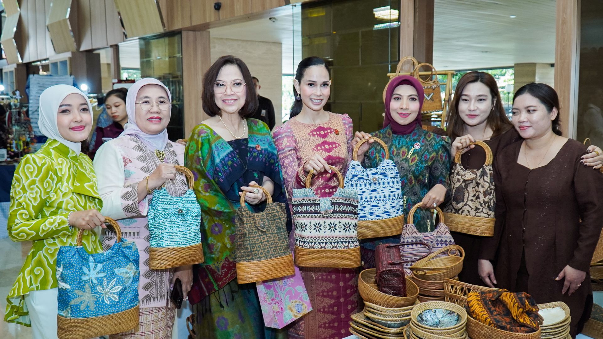 Hadirkan Pameran Swarna Wastra Nusantara, Kementerian Perindustrian Gaungkan Tren Fesyen dan Kriya Berkelanjutan Hadirkan Pameran Swarna Wastra Nusantara, Kementerian Perindustrian Gaungkan Tren Fesyen dan Kriya Berkelanjutan