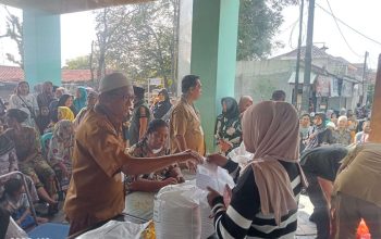 Pembagian Bansos di Desa Cikarang Kota Dilakukan Bertahap, Jaga Ketertiban Warga