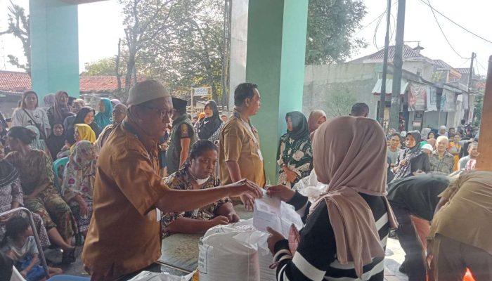 Pembagian Bansos di Desa Cikarang Kota Dilakukan Bertahap, Jaga Ketertiban Warga