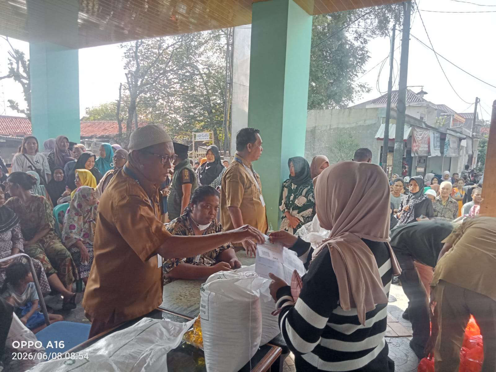 Pembagian Bansos di Desa Cikarang Kota Dilakukan Bertahap, Jaga Ketertiban Warga
