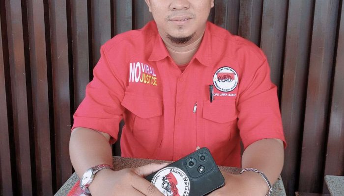 AWIBB Jabar Kecam perangkat desa Karang Asih Bagikan Stiker Saat Bansos