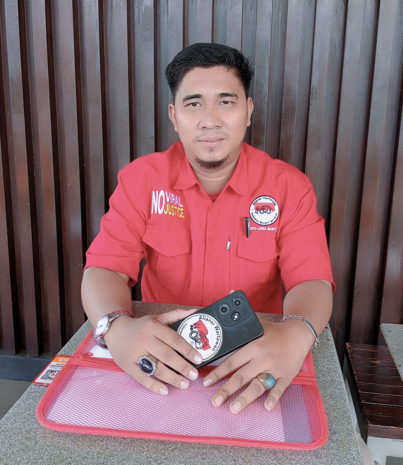 AWIBB Jabar Kecam perangkat desa Karang Asih Bagikan Stiker Saat Bansos