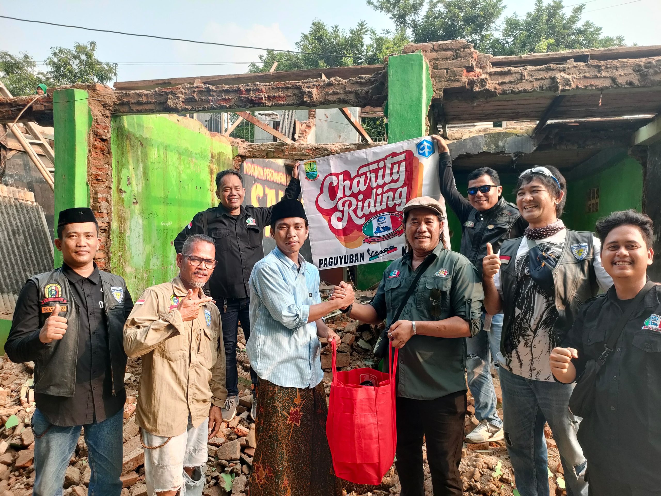 Paguyuban Vespa Karawang Salurkan Bantuan Rp16jt untuk Rehab Total Bangunan Roboh Pesantren Alqosasiyah Paguyuban Vespa Karawang Salurkan Bantuan Rp16jt untuk Rehab Total Bangunan Roboh Pesantren Alqosasiyah