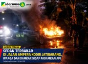 Sedan Terbakar di Jalan Ampera Kodir Jatibarang, Warga dan Damkar Sigap Padamkan Api