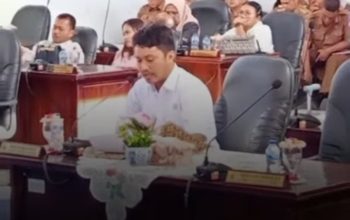 Deni Herman Hulu Serahkan Aspirasi Warga Tapian Nauli, Desak Pemkab Tapteng Segera Perbaiki Jalan Rusak