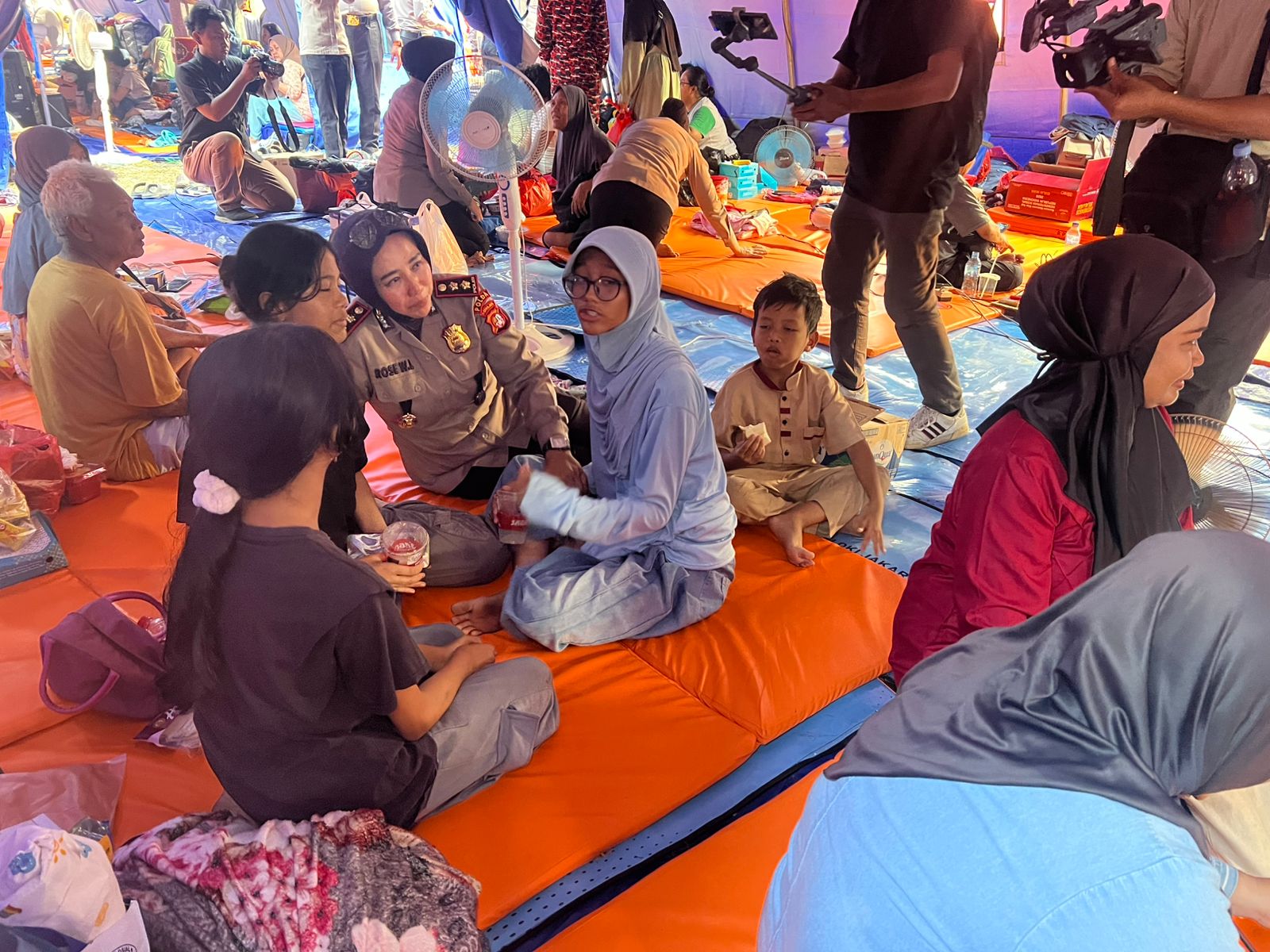 Korban Kebakaran Kemayoran Dapat Bantuan 500 Boks Konsumsi Makanan dari Ditpamobvit Polda Metro Jaya