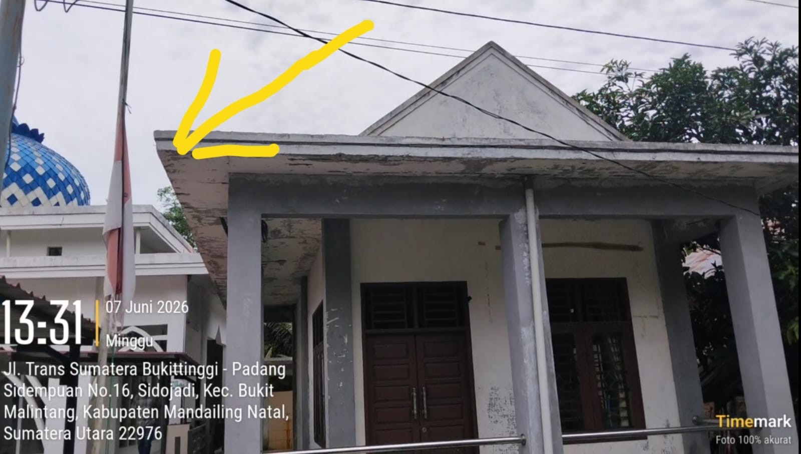 Bendera Merah Putih Setengah Tiang di Kantor Desa Lambou Darul Ihsan Jadi Sorotan Warga Mandailing Natal