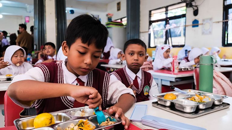 Menjemput Kemandirian Dapur MBG : Saat Gotong Royong Didorong, Kehadiran Negara Tetap Diperlukan