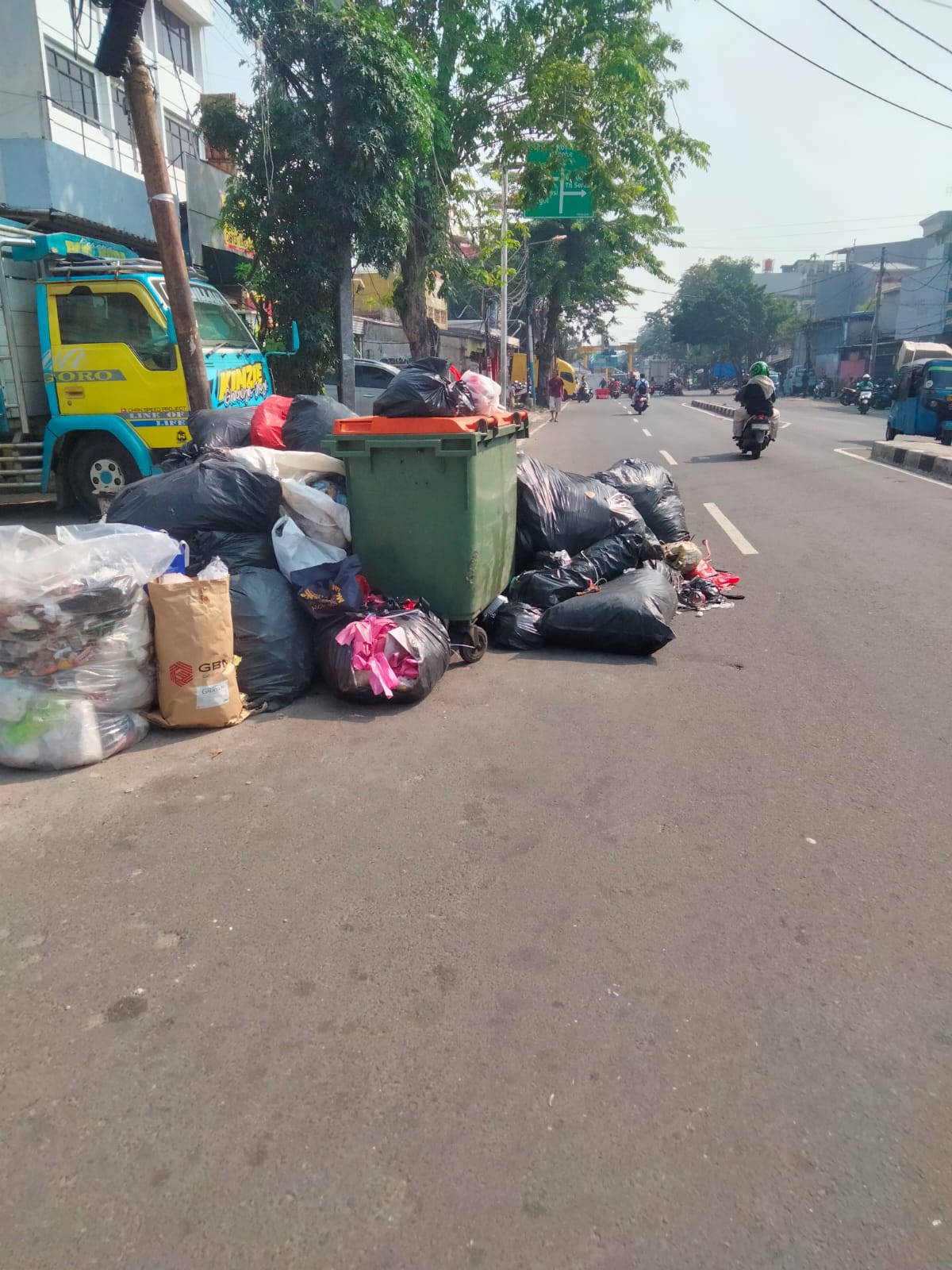 Program Gerakan Pilah Sampah, Dijalan KH Moh Mansyur Jakarta Barat Masih Ada Sampah Berserakan