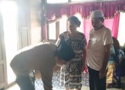 Jumat Barokah, Bhabinkamtibmas Desa Dawas Salurkan Bantuan Sembako kepada Warga Tuna Netra
