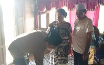 Jumat Barokah, Bhabinkamtibmas Desa Dawas Salurkan Bantuan Sembako kepada Warga Tuna Netra