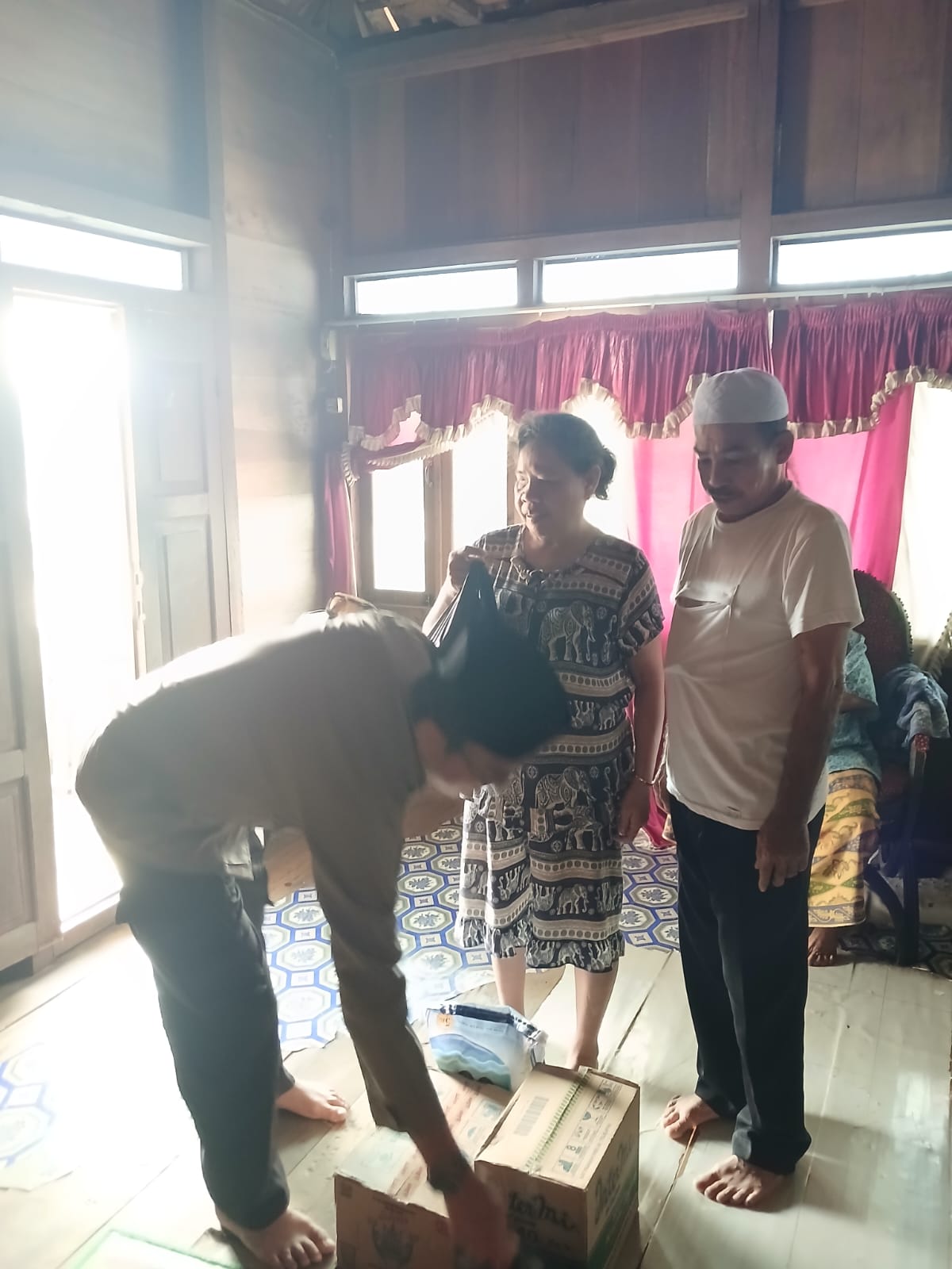 Jumat Barokah, Bhabinkamtibmas Desa Dawas Salurkan Bantuan Sembako kepada Warga Tuna Netra
