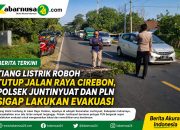 Tiang Listrik Roboh Tutup Jalan Raya Cirebon, Polsek Juntinyuat dan PLN Sigap Lakukan Evakuasi