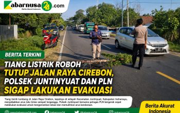 Tiang Listrik Roboh Tutup Jalan Raya Cirebon, Polsek Juntinyuat dan PLN Sigap Lakukan Evakuasi