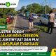 Tiang Listrik Roboh Tutup Jalan Raya Cirebon, Polsek Juntinyuat dan PLN Sigap Lakukan Evakuasi