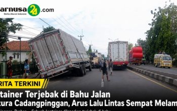 Kontainer Terjebak di Bahu Jalan Pantura Cadangpinggan, Arus Lalu Lintas Sempat Melambat