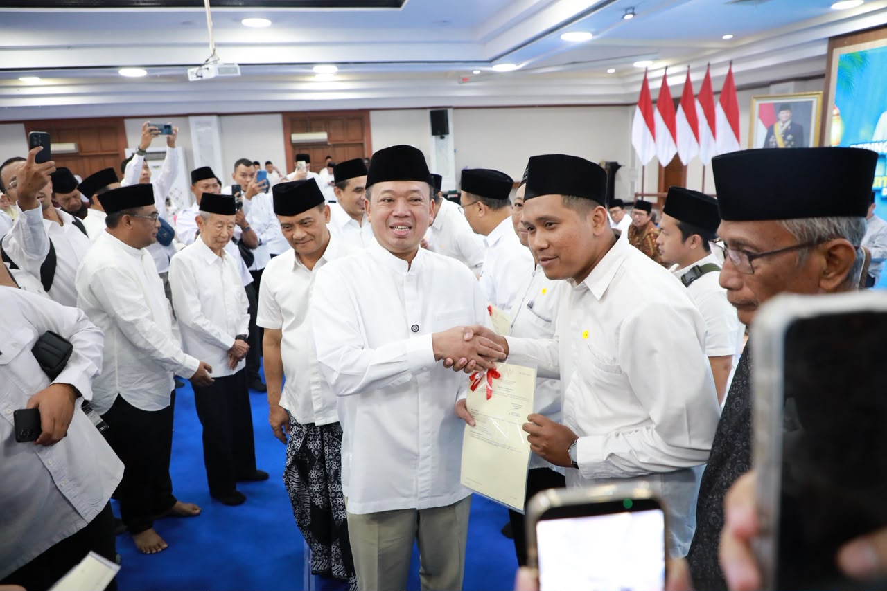 Usai Peringati Tahun Baru Islam 1448 H, Ratusan Sertipikat Tanah Wakaf di Jawa Tengah Diserahkan Menteri ATR/BPN