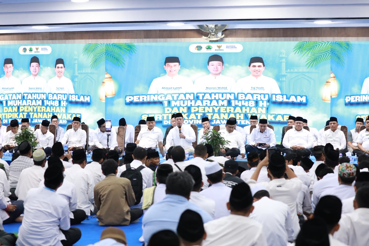 Usai Peringati Tahun Baru Islam 1448 H, Ratusan Sertipikat Tanah Wakaf di Jawa Tengah Diserahkan Menteri ATR/BPN Usai Peringati Tahun Baru Islam 1448 H, Ratusan Sertipikat Tanah Wakaf di Jawa Tengah Diserahkan Menteri ATR/BPN