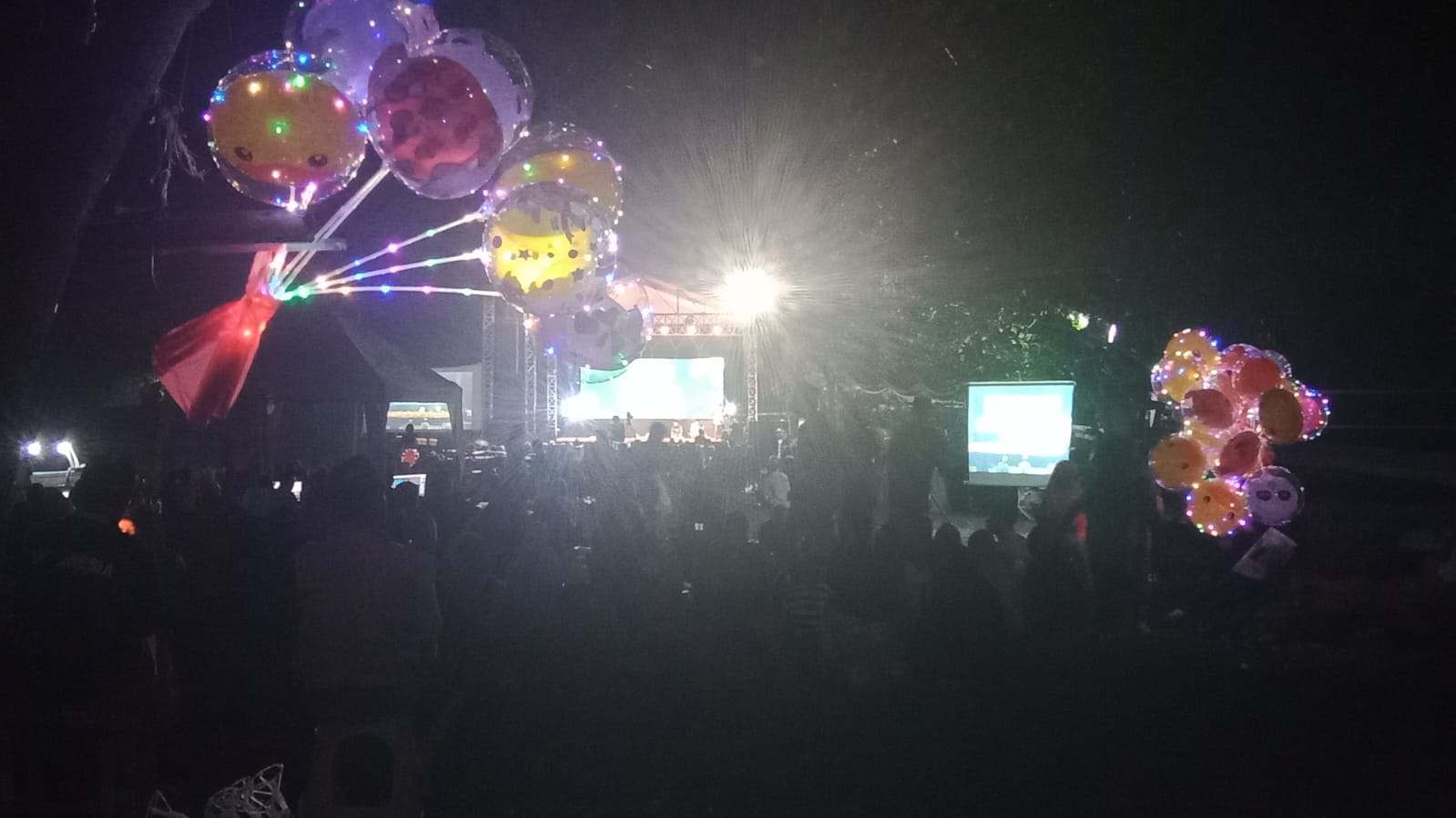 Ribuan Jamaah Padati Pantai Raja Tama Seririt, Pengajian Umum dan Sholawat Sambut Tahun Baru Islam 1448 Hijriah lokasi acara pengajian dan sholawat bersama KHR.MOH.HOLIL AS'AD