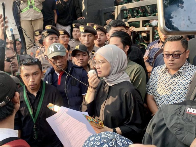 Mengejutkan !! Ketua DPRD Kota Malang Dihadapan Mahasiswa Tiba-tiba Bilang Hentikan MBG Untuk Dievaluasi