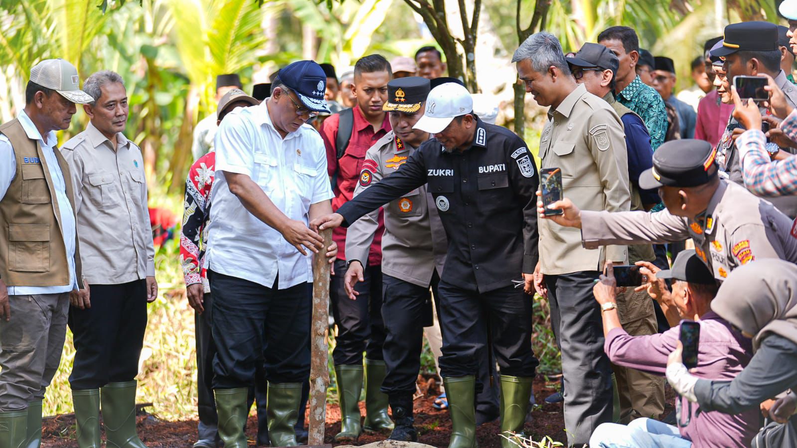 Jaga Gambut Tetap Basah, Menteri LH Jumhur Perkuat Sekat Kanal dan Budaya Ekologis di Pelalawan