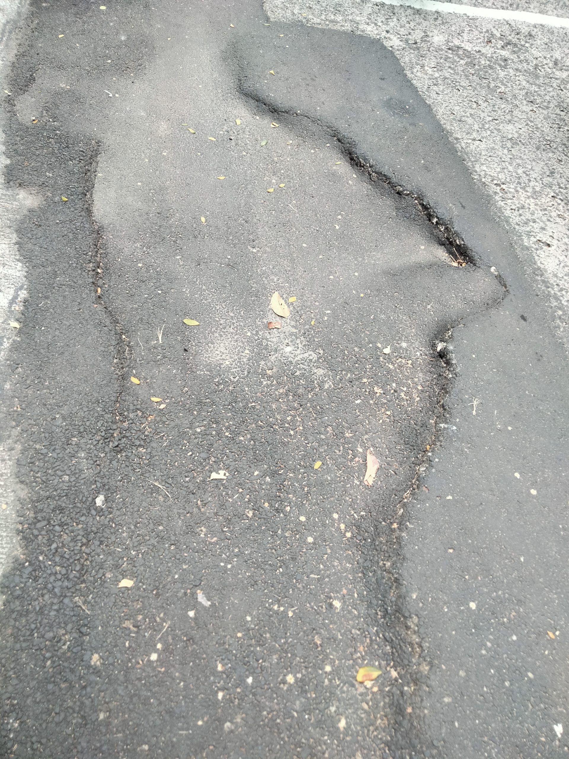 Tambalan Aspal Tak Menjamin, Diduga Dibiarkan Jalan Berlubang Depan Kantor Kecamatan Sukmajaya Kota Depok