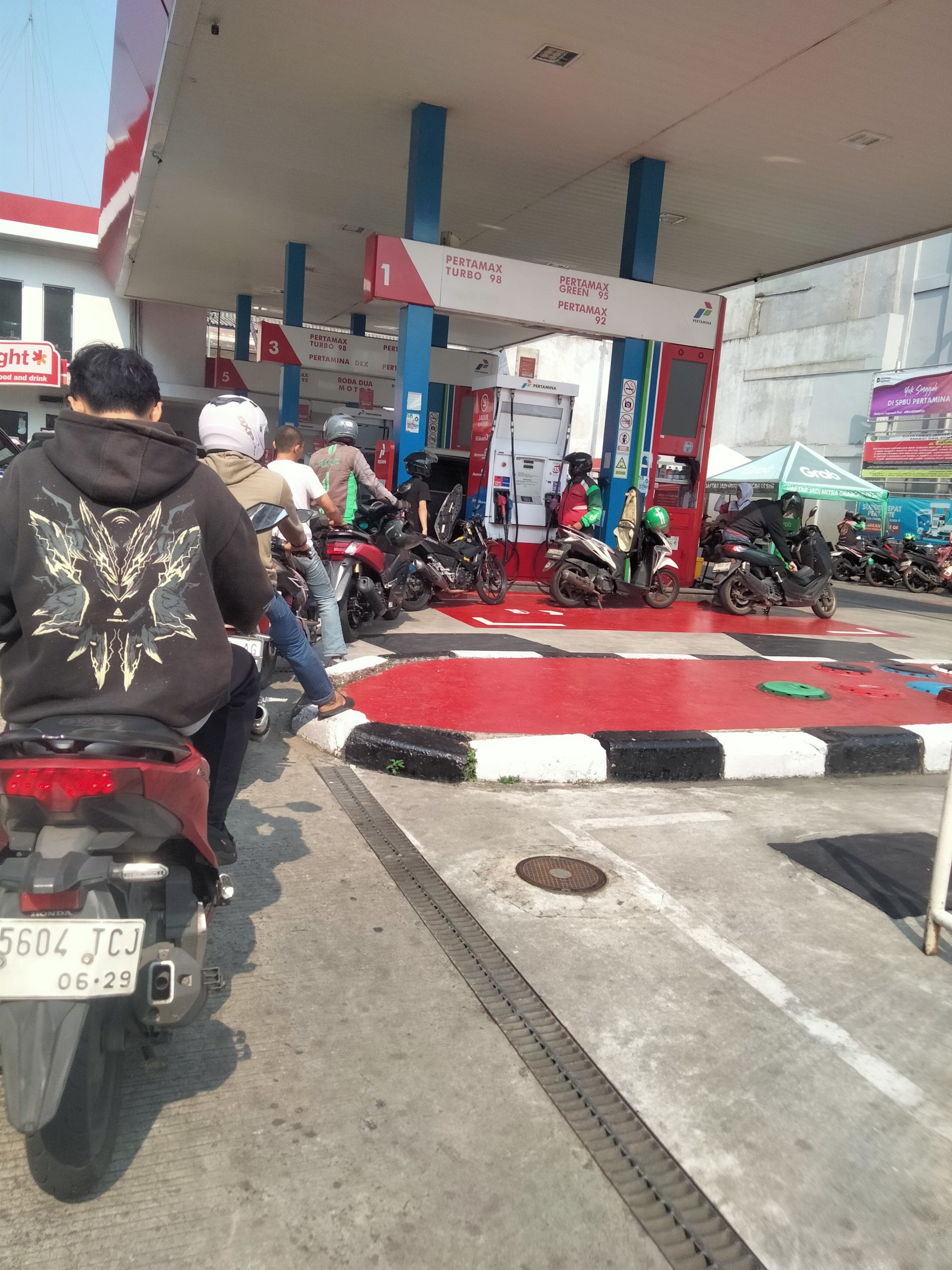 Masyarakat Kaget, Pertamina Berikan Kabar Pertamax Naik dari Rp12.300 menjadi Rp16.250/Liter