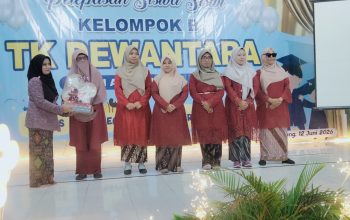 Pelepasan Siswa- Siswa TK Dewantara Kedungjajang Berlangsung Haru, Orang Tua dan Guru Antar Anak Menuju Jenjang Pendidikan Dasar